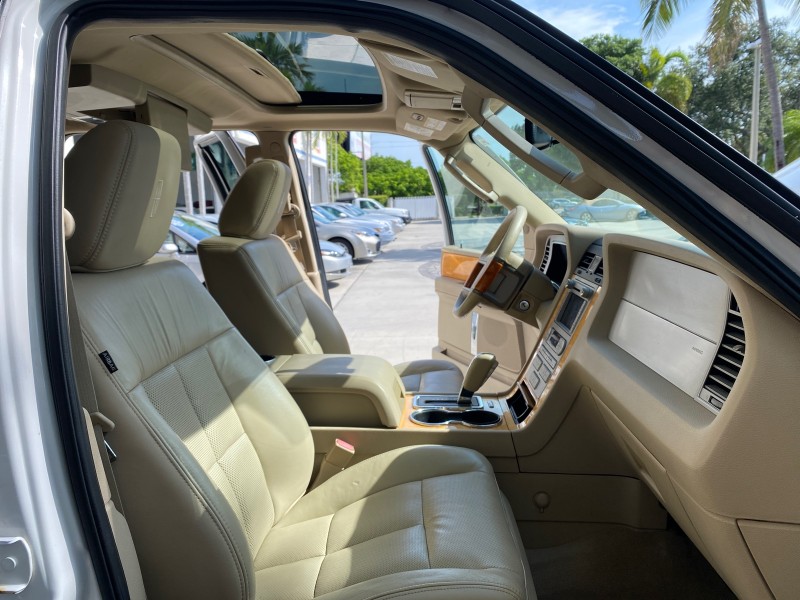 2010 Lincoln Navigator 4WD SUNROOF LOW MILES 31,209 in , 