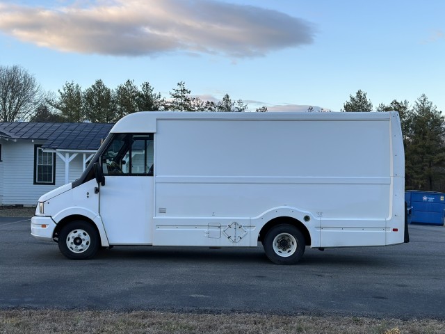 2013 Isuzu Reach 14' Van w/AIR in , 