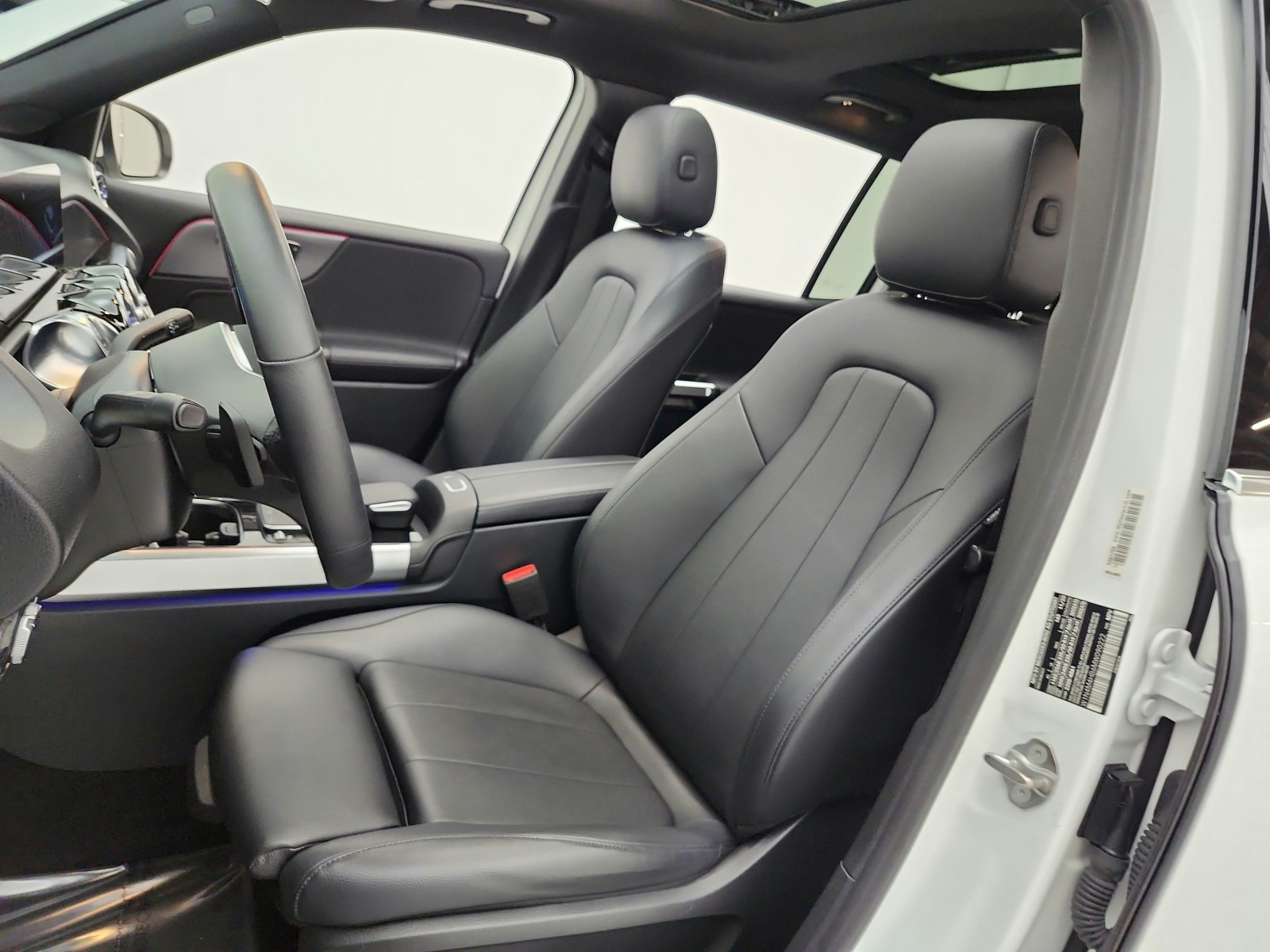 Used 2021 Polar White Mercedes-Benz GLB 250 4MATIC® SUV image 10