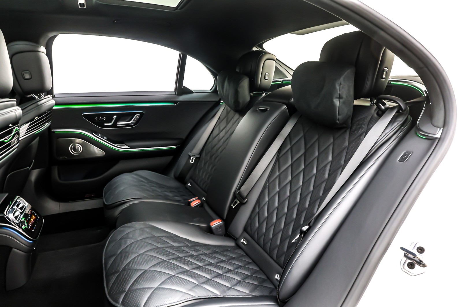 New 2025 MANUFAKTUR Moonlight White Metallic Mercedes-Benz S 580 image 8