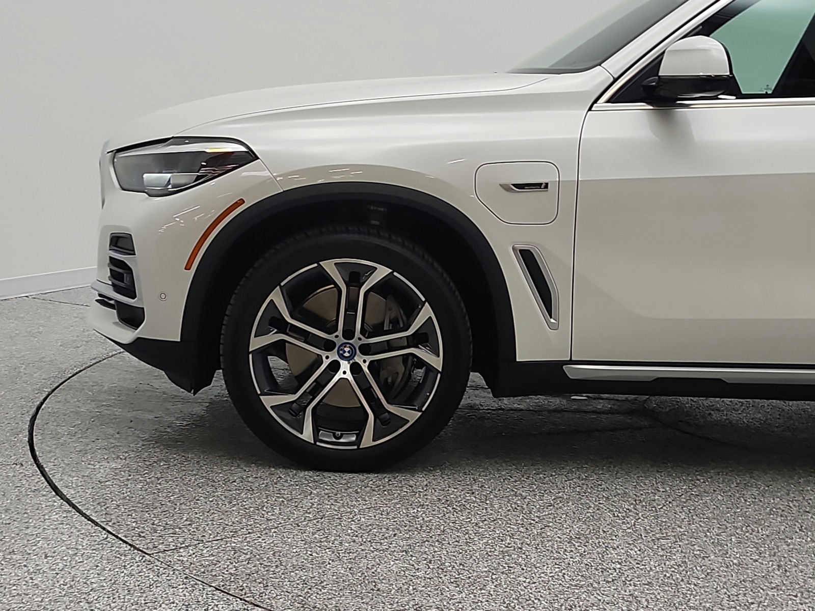 Used 2023 Mineral White Metallic BMW xDrive45e Plug-In Hybrid image 25