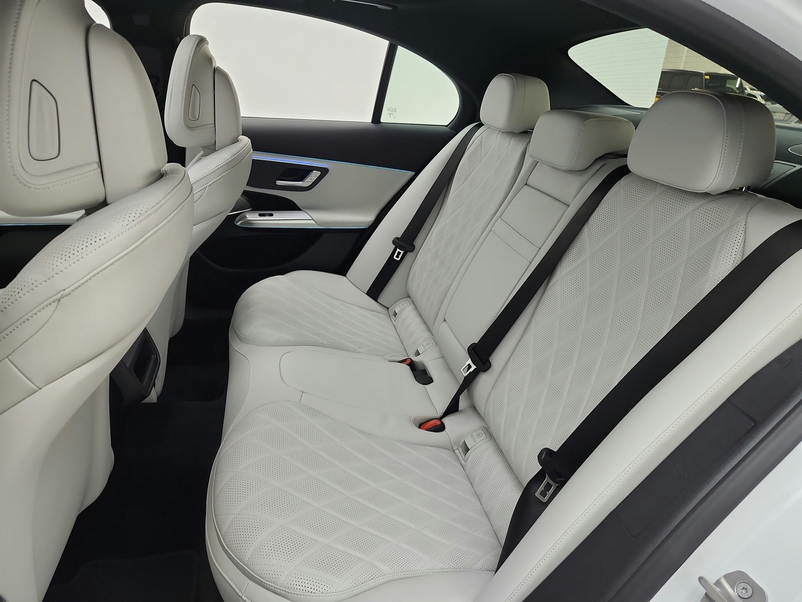 New 2027 MANUFAKTUR Moonlight White Metallic Mercedes-Benz E 450 4MATIC® Sedan image 11