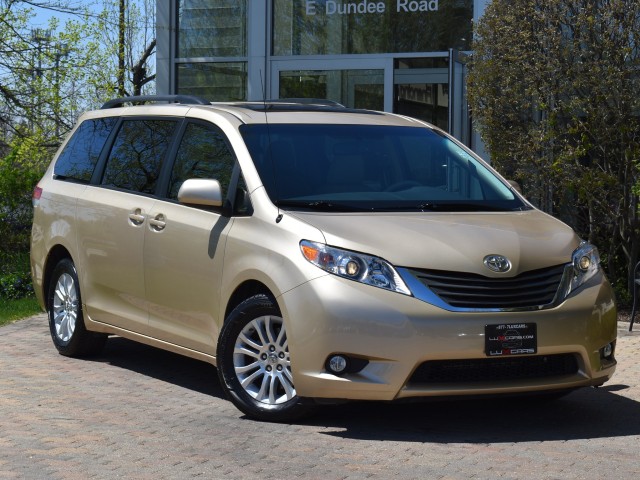 2011 Toyota Sienna One Owner Leather 8 Passenger Moonroof Rear View Camera 6