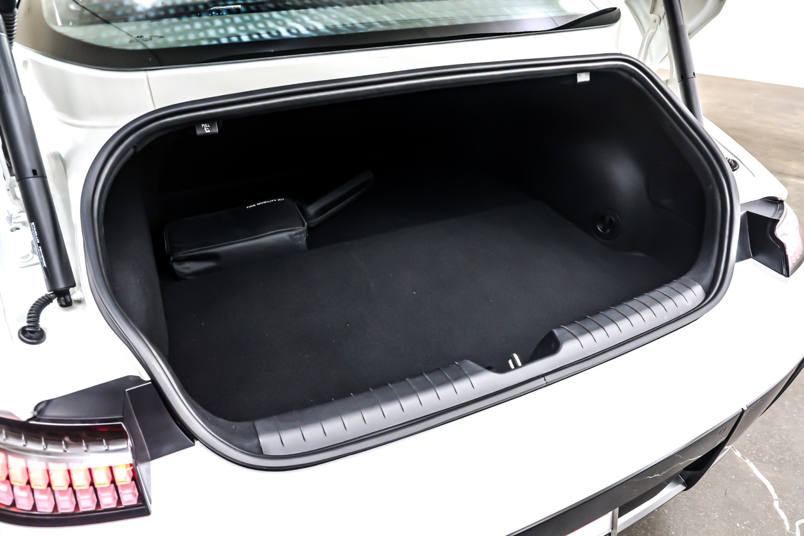 Used 2025 Serenity White Hyundai SE Standard Range RWD image 22