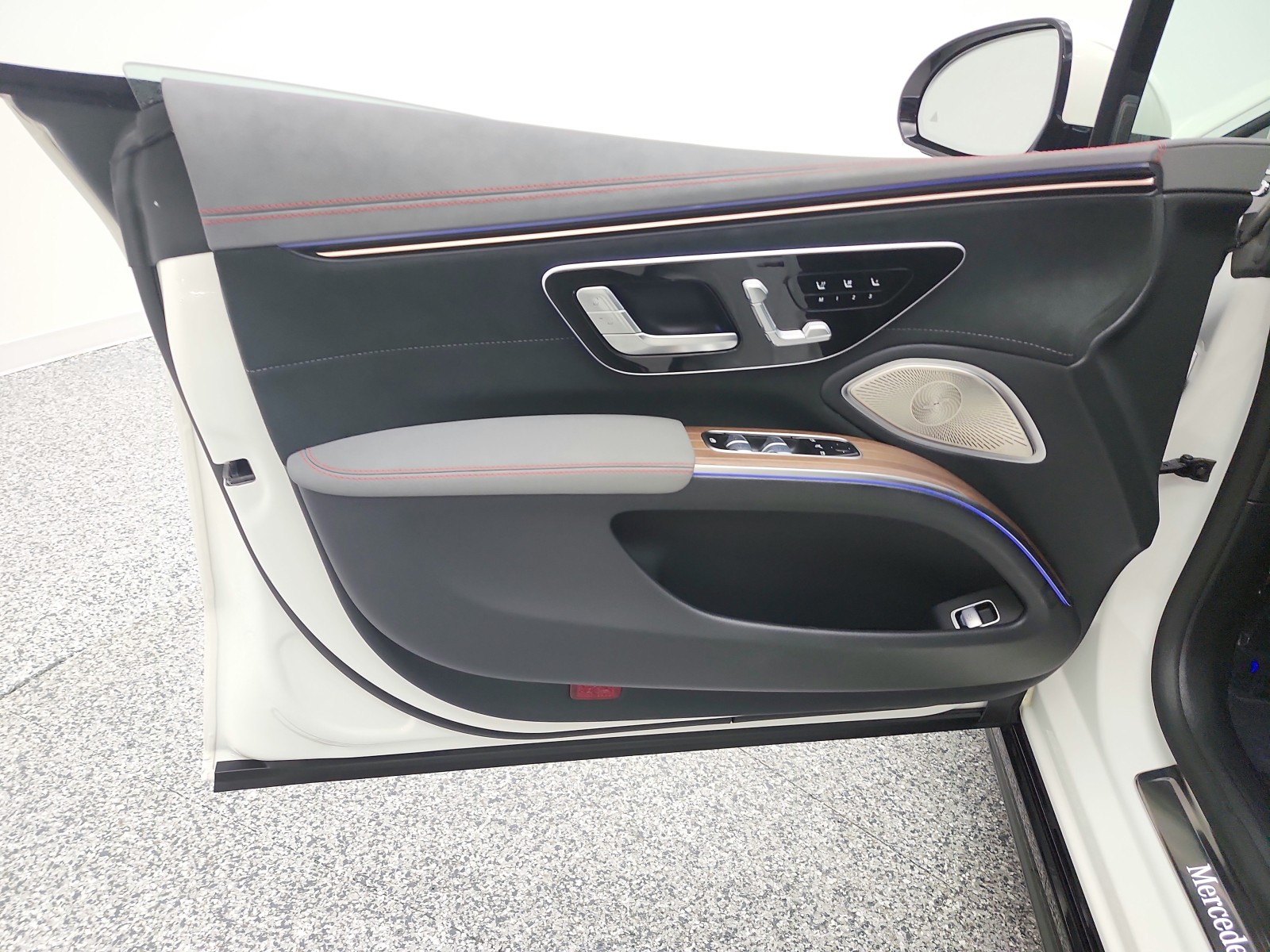 Certified Used 2023 MANUFAKTUR Diamond White Mercedes-Benz EQS 580 4MATIC® Sedan image 15