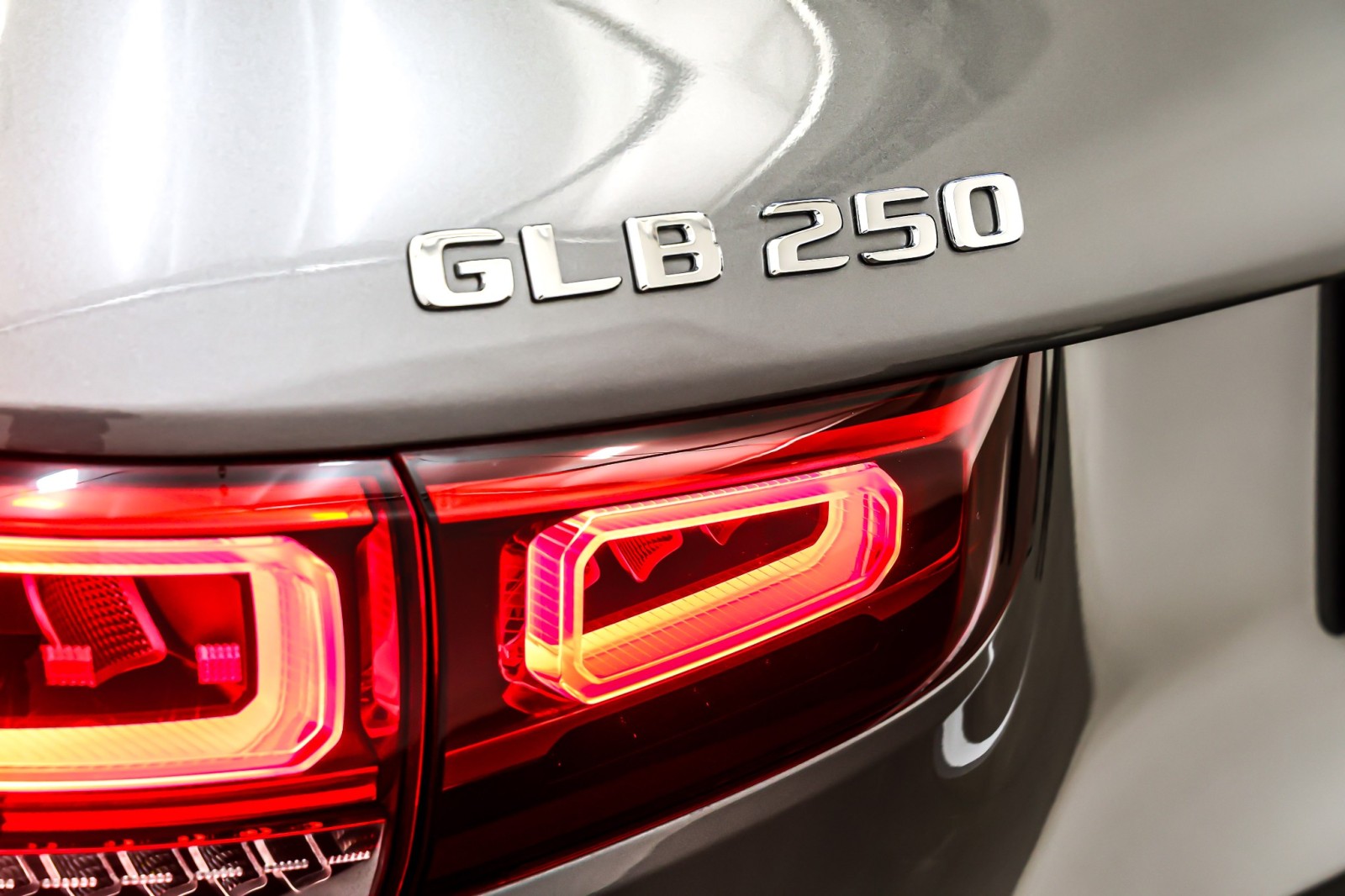 Used 2022 Mountain Grey Metallic Mercedes-Benz GLB 250 SUV image 10