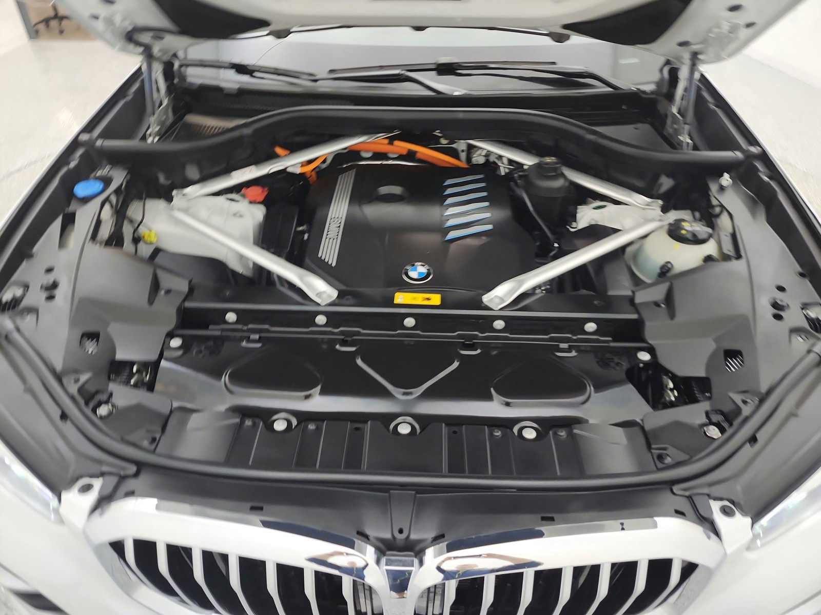 Used 2023 Mineral White Metallic BMW xDrive45e Plug-In Hybrid image 18