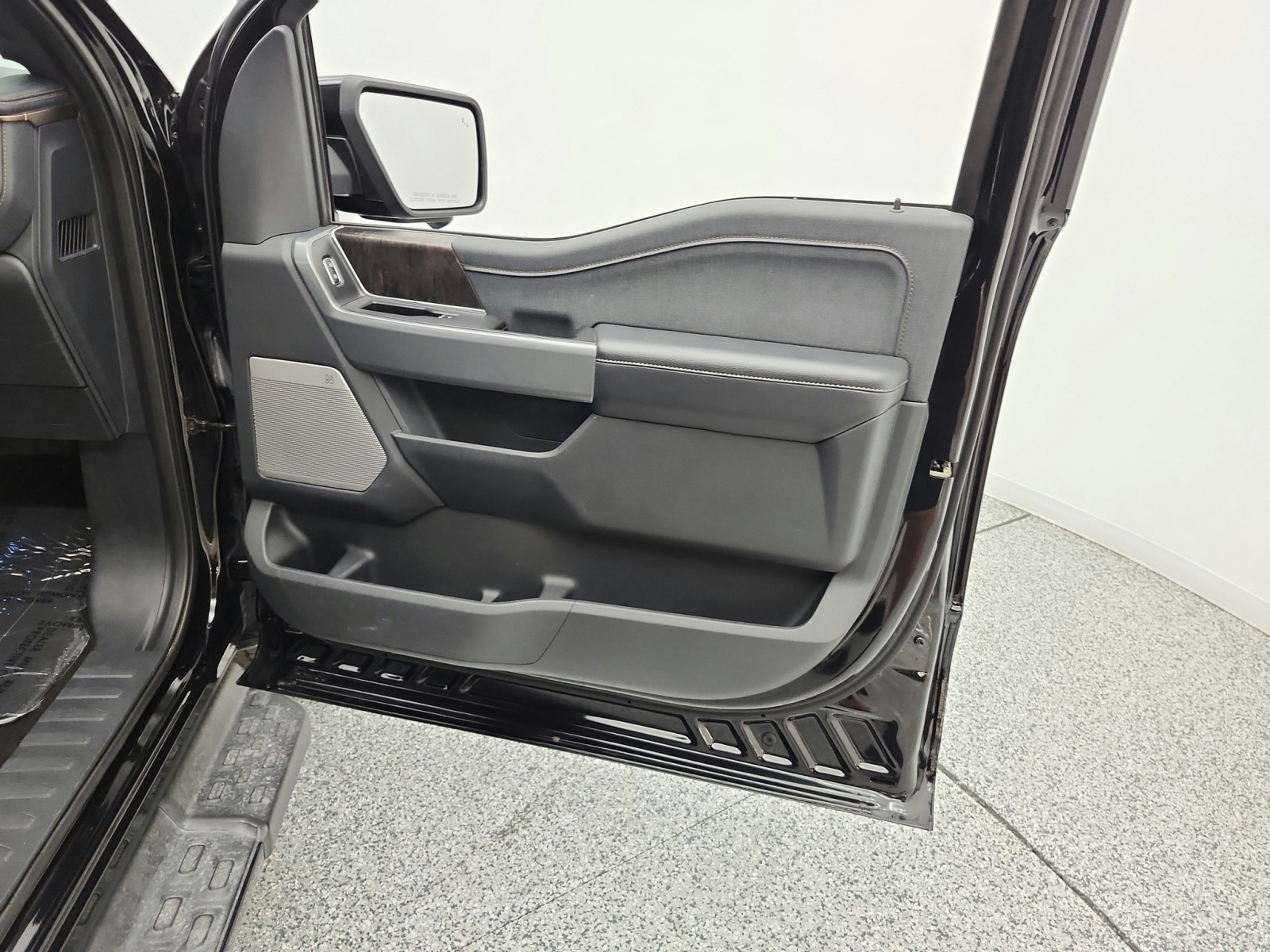 Used 2022 Agate Black Metallic Ford LARIAT image 20