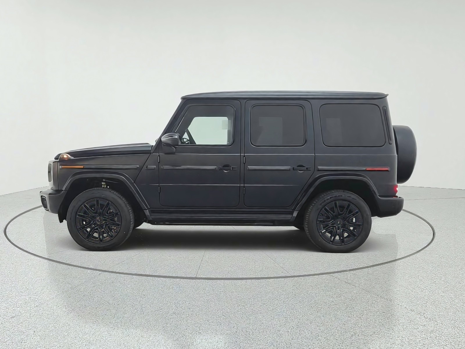 New 2027 MANUFAKTUR Night Black magno Mercedes-Benz G 580e SUV image 8
