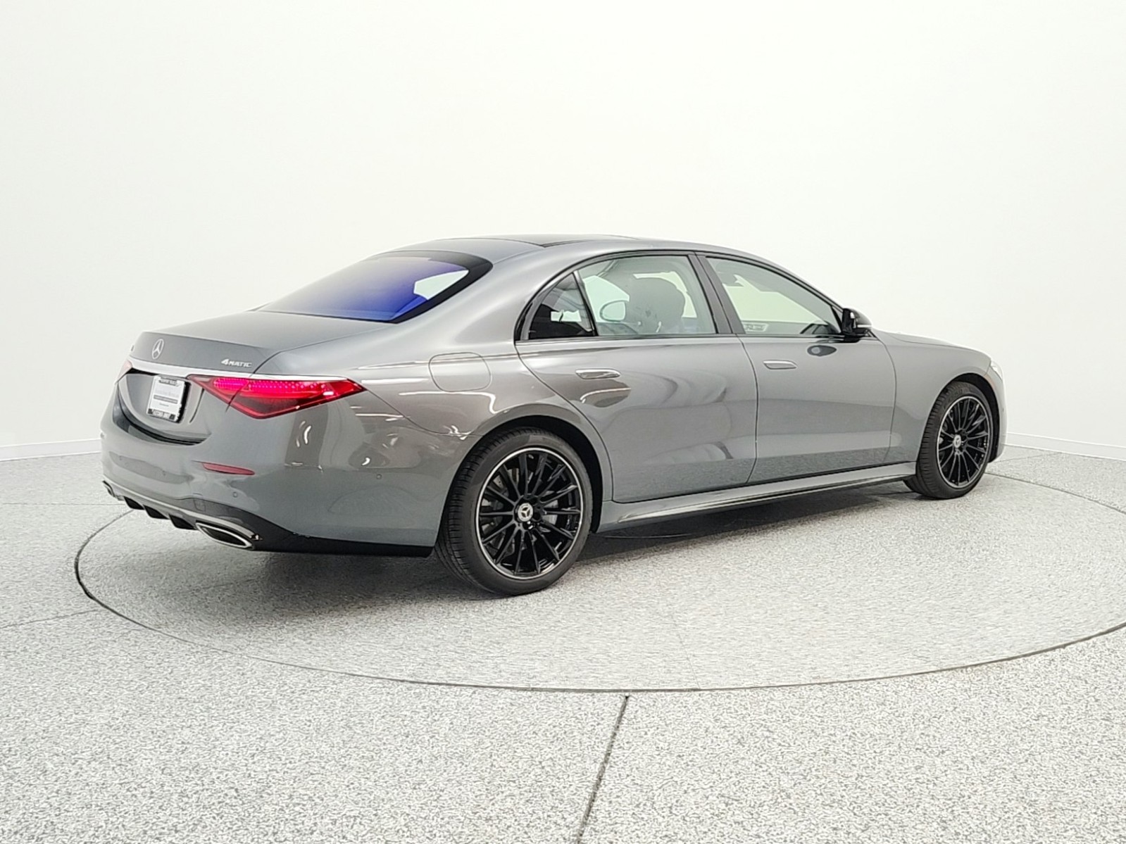 New 2026 Selenite Grey Metallic Mercedes-Benz S 580 image 5