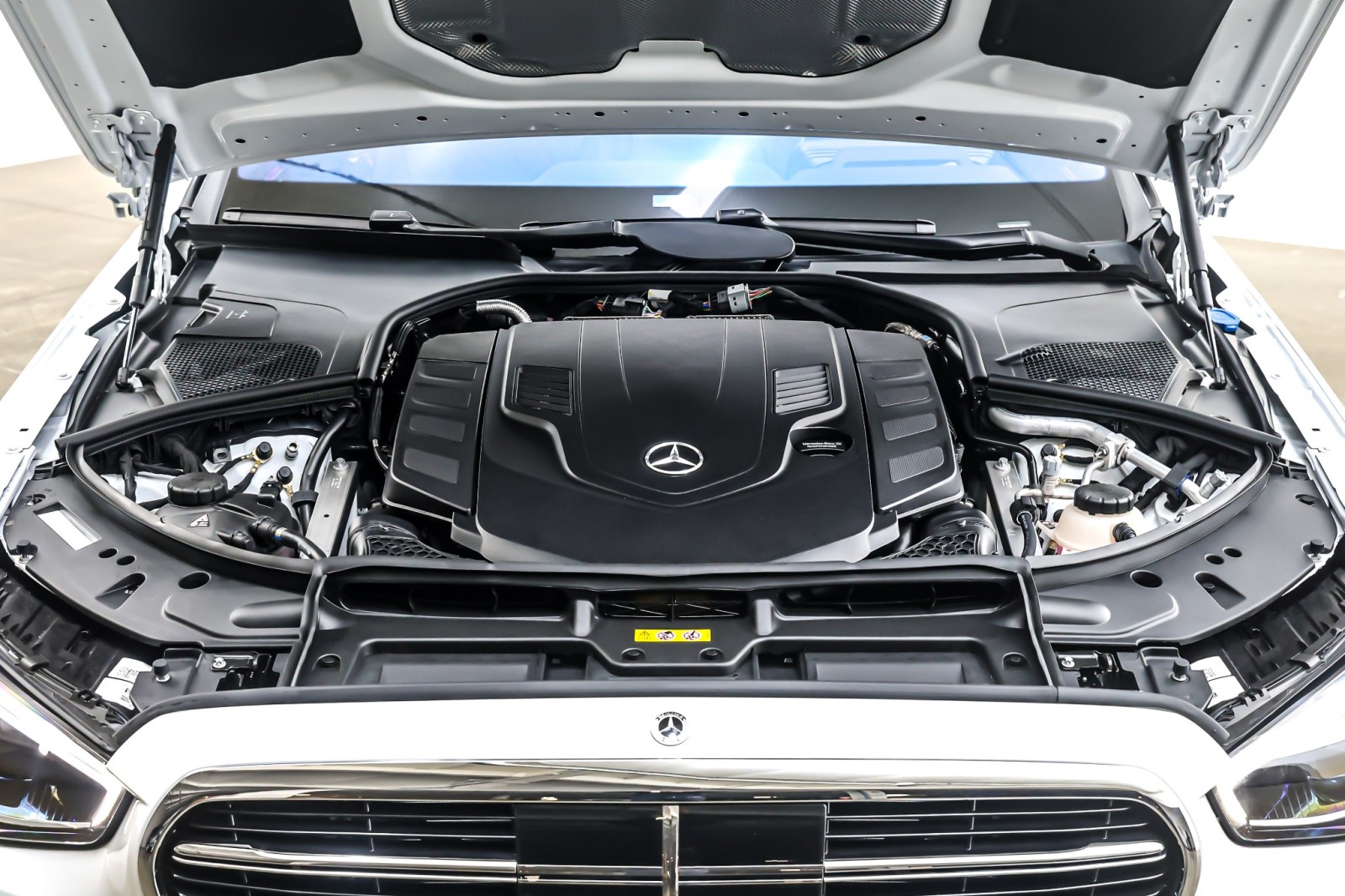 New 2026 MANUFAKTUR Moonlight White Metallic Mercedes-Benz S 580 4MATIC® Sedan image 11