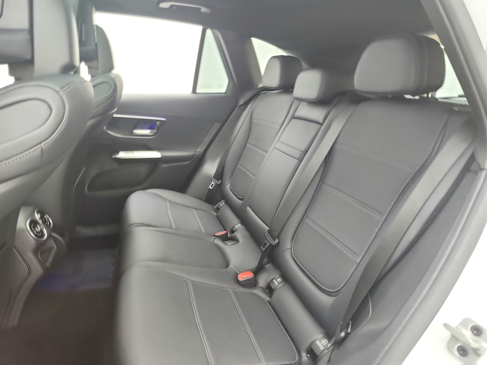 Certified Used 2025 Polar White Mercedes-Benz GLC 300 SUV image 23