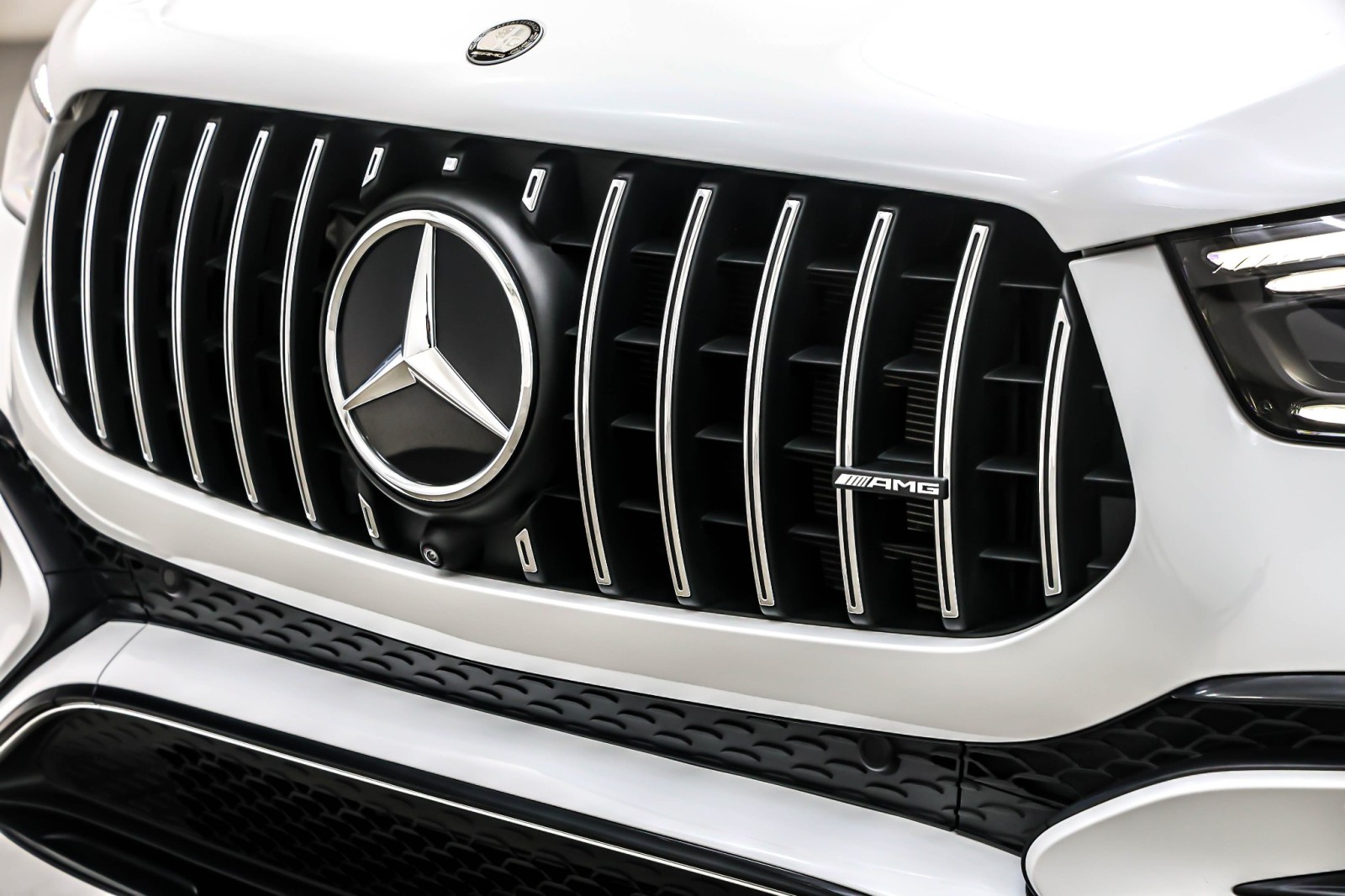 Used 2025 MANUFAKTUR Moonlight White Metal Mercedes-Benz AMG® GLE 53 image 13