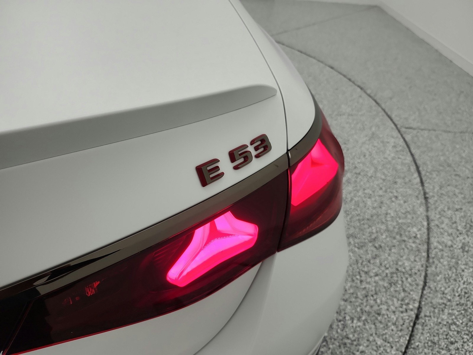 New 2026 MANUFAKTUR Moonlight White Magno Mercedes-Benz AMG® E 53 E image 17