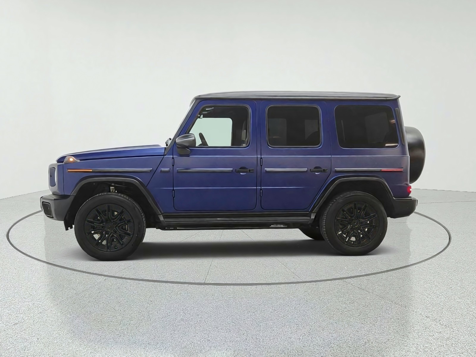 New 2027 MANUFAKTUR Exclusive Brilliant Blue Magno Mercedes-Benz G 580e SUV image 8