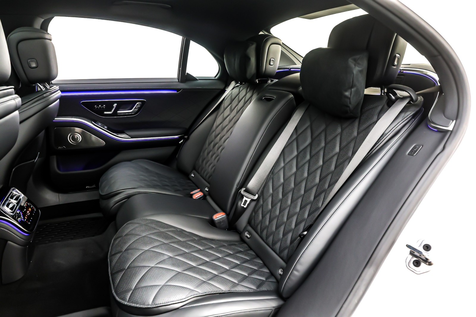 New 2025 MANUFAKTUR Moonlight White Magno Mercedes-Benz S 580 image 8