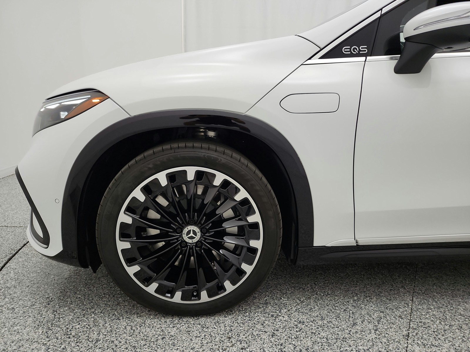 New 2026 MANUFAKTUR Moonlight White Metallic Mercedes-Benz EQS 550 4MATIC® SUV image 12