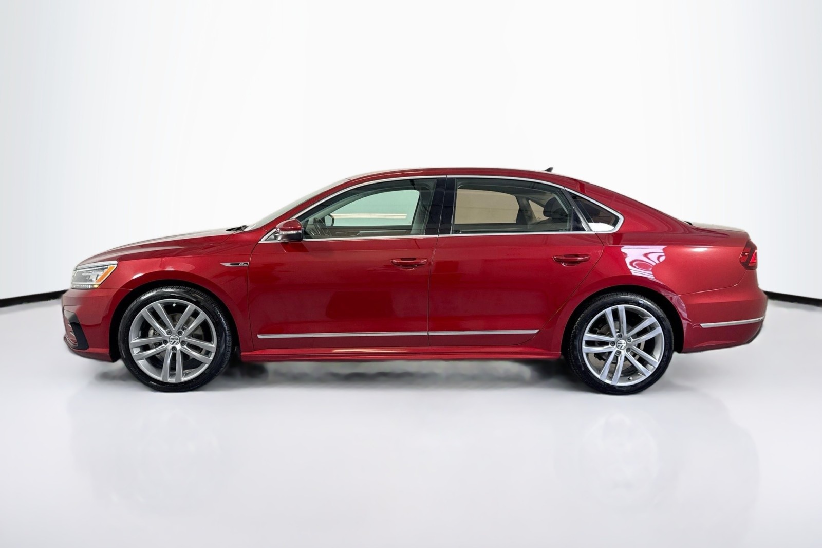 Used 2017 Fortana Red Volkswagen R-Line w/Comfort Pkg image 8