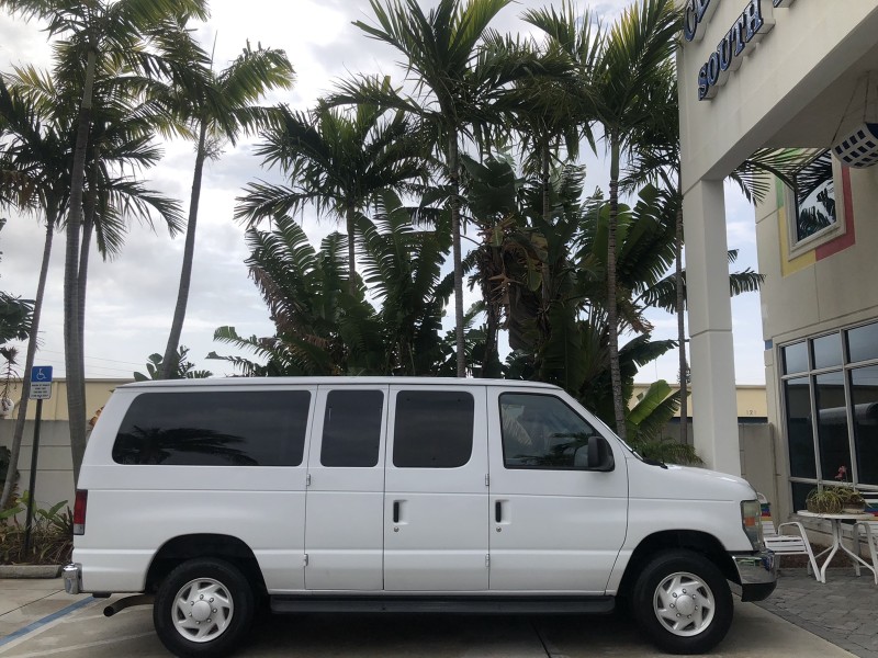 2008 Ford Econoline Wagon XL, v8, 12 passenger, 3 rows of seating, CERTIFIED, hitch in , 