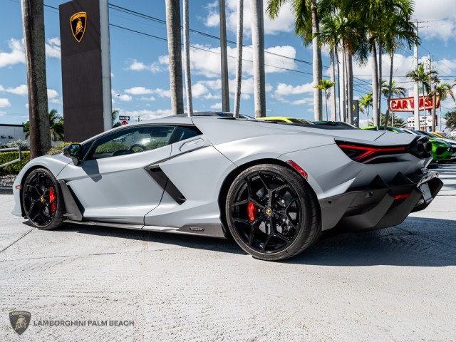 Lamborghini Revuelto