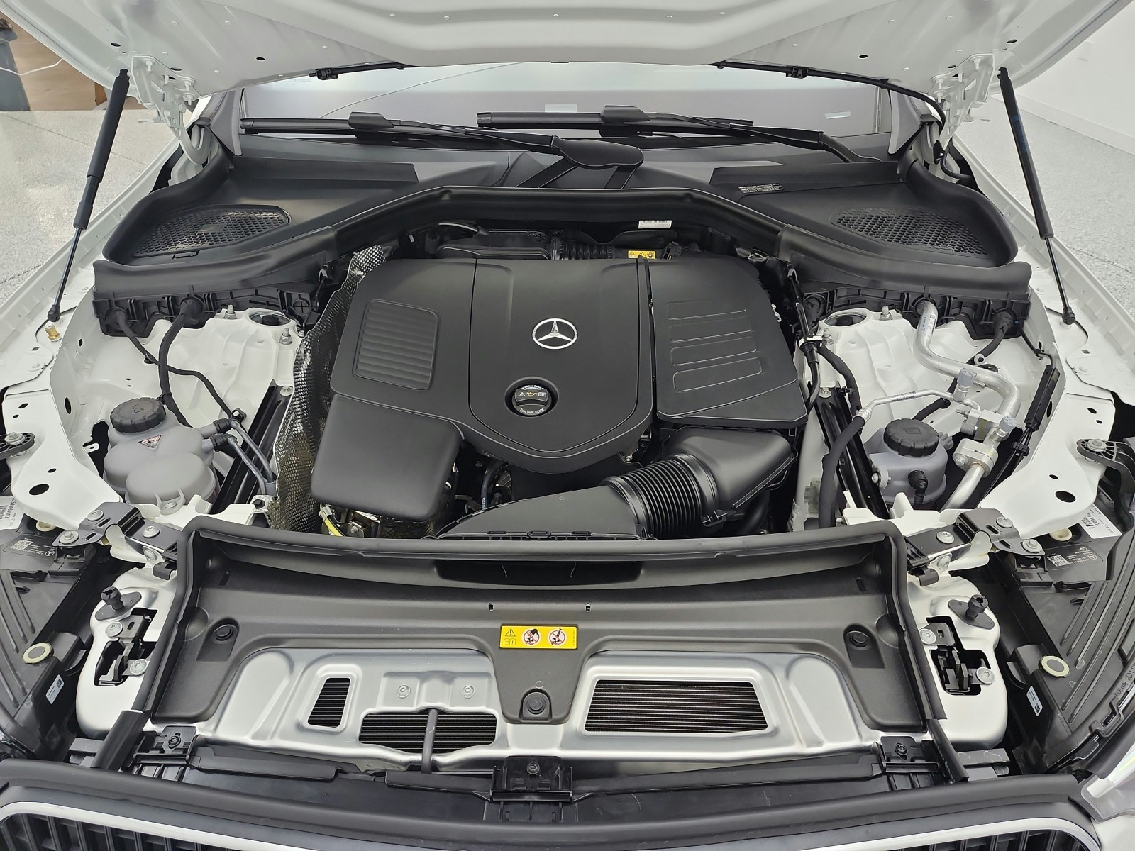 New 2026 Polar White Mercedes-Benz GLC 300 image 12