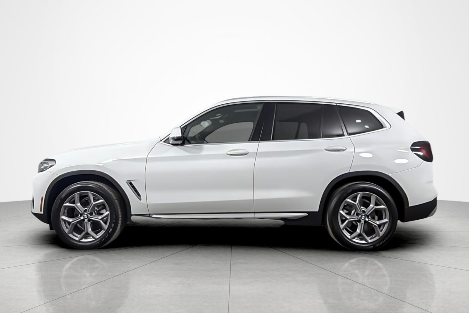 Used 2024 Alpine White BMW xDrive30i Sports Activity Vehicle image 2