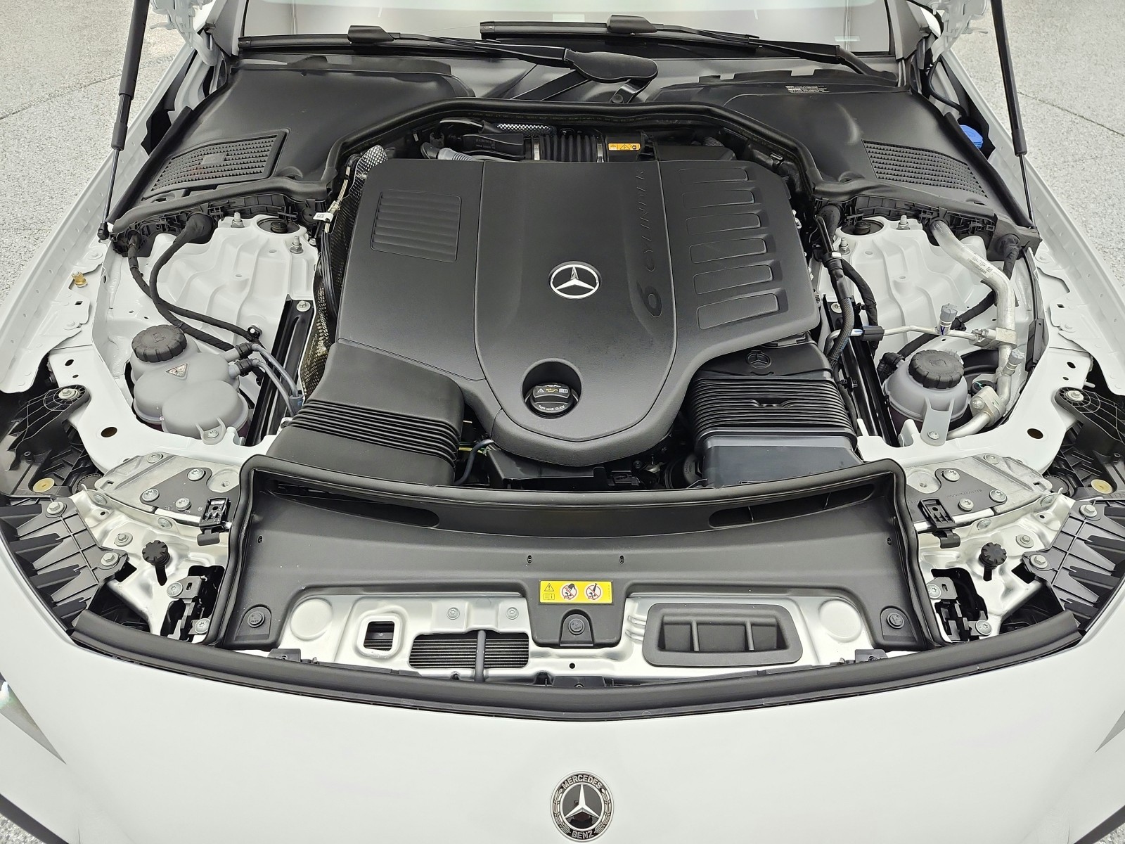 New 2026 MANUFAKTUR Moonlight White Metallic Mercedes-Benz CLE 450 4MATIC® Coupe image 12