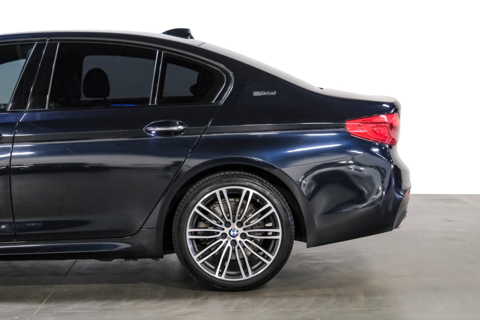 2018 BMW 5 Series 530e iPerformance MSport 11