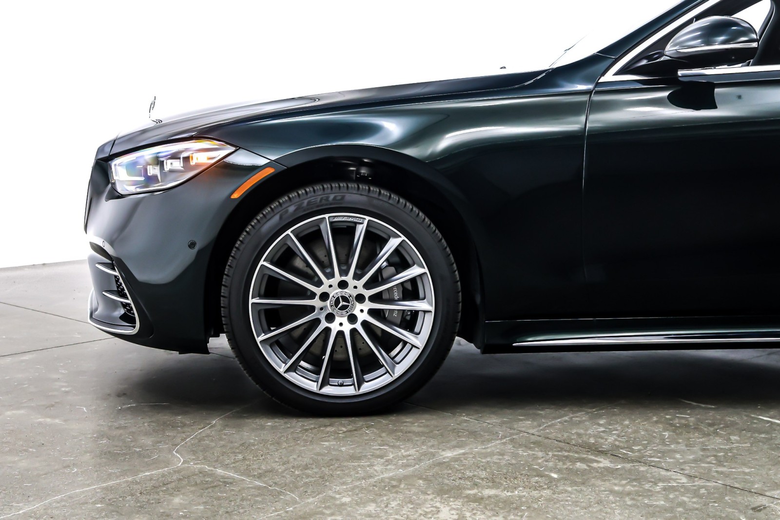 New 2026 Emerald Green Metallic Mercedes-Benz S 580 image 10