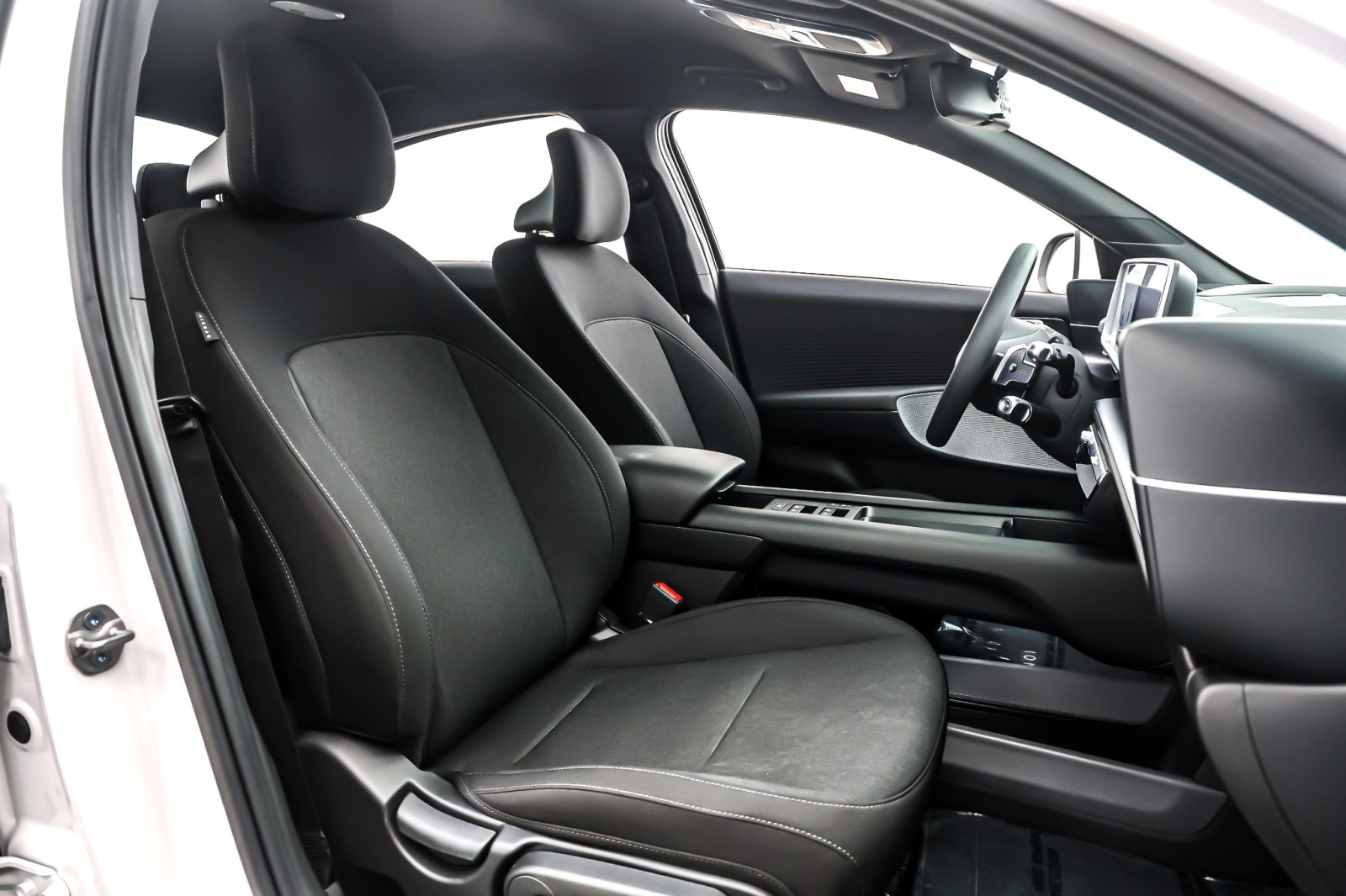 Used 2025 Serenity White Hyundai SE Standard Range RWD image 7