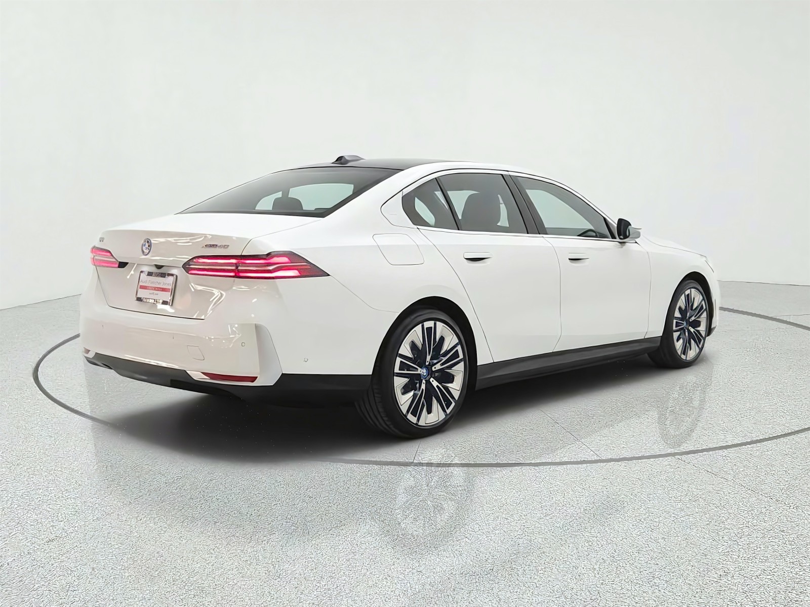 Used 2025 Alpine White BMW xDrive40 image 5