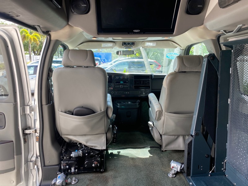 2013 GMC SAVANA HI TOP CONVERSION HANDICAP LIFT LOW MILES 24,857 in , 