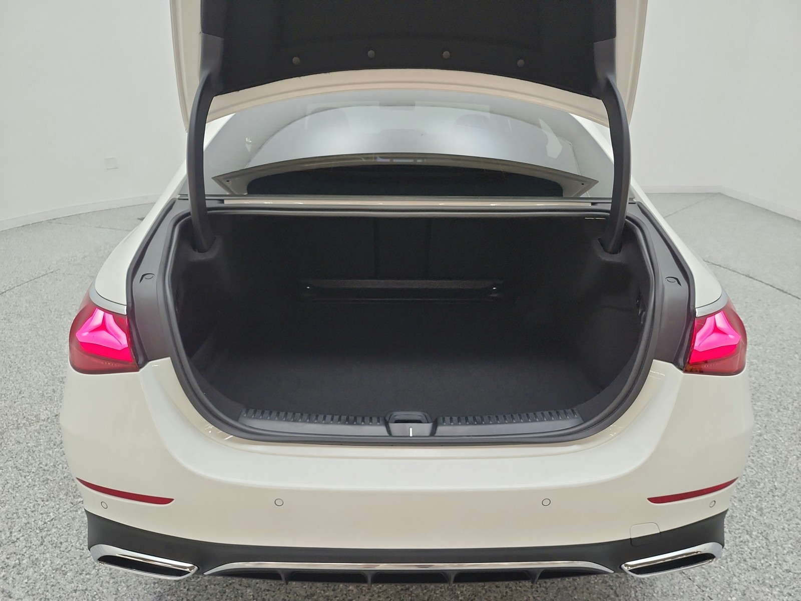 Used 2026 Polar White Mercedes-Benz E 450 4MATIC® Sedan image 18