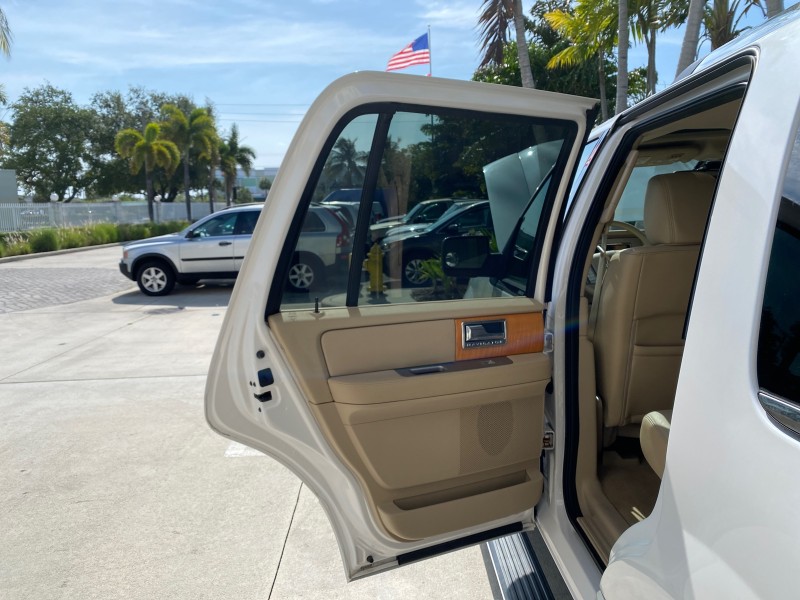 2010 Lincoln Navigator 4WD SUNROOF LOW MILES 31,209 in , 