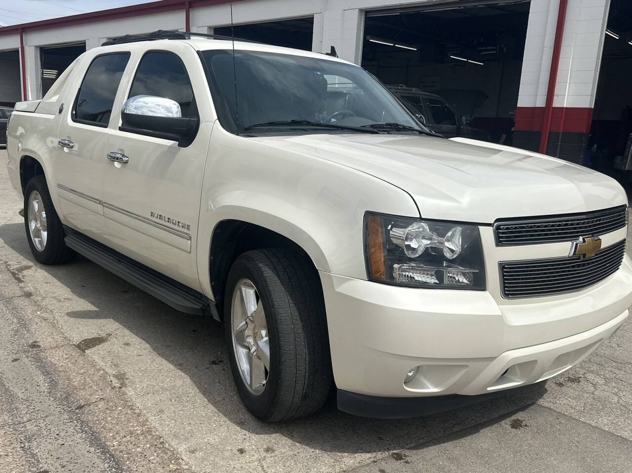 White Diamond Tricoat 2013 Chevrolet Avalanche LTZ Black Diamond Edition RWD Pickup Truck 4X2 Automatic