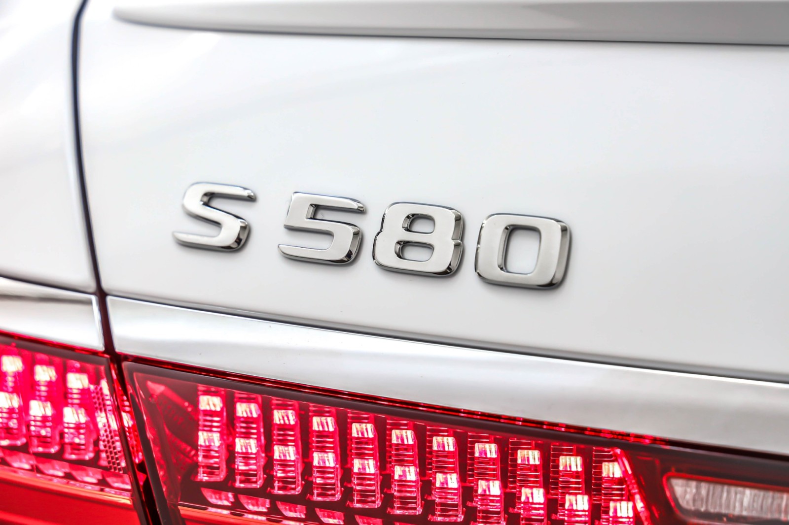 New 2026 MANUFAKTUR Moonlight White Metallic Mercedes-Benz S 580 4MATIC® Sedan image 9