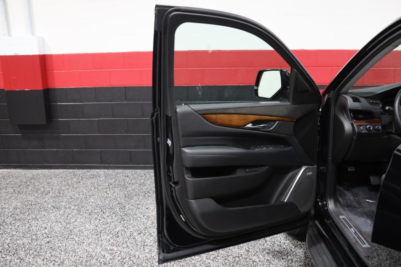 2016 Cadillac Escalade ESV Luxury Collection 4WD 4dr Suv in , 