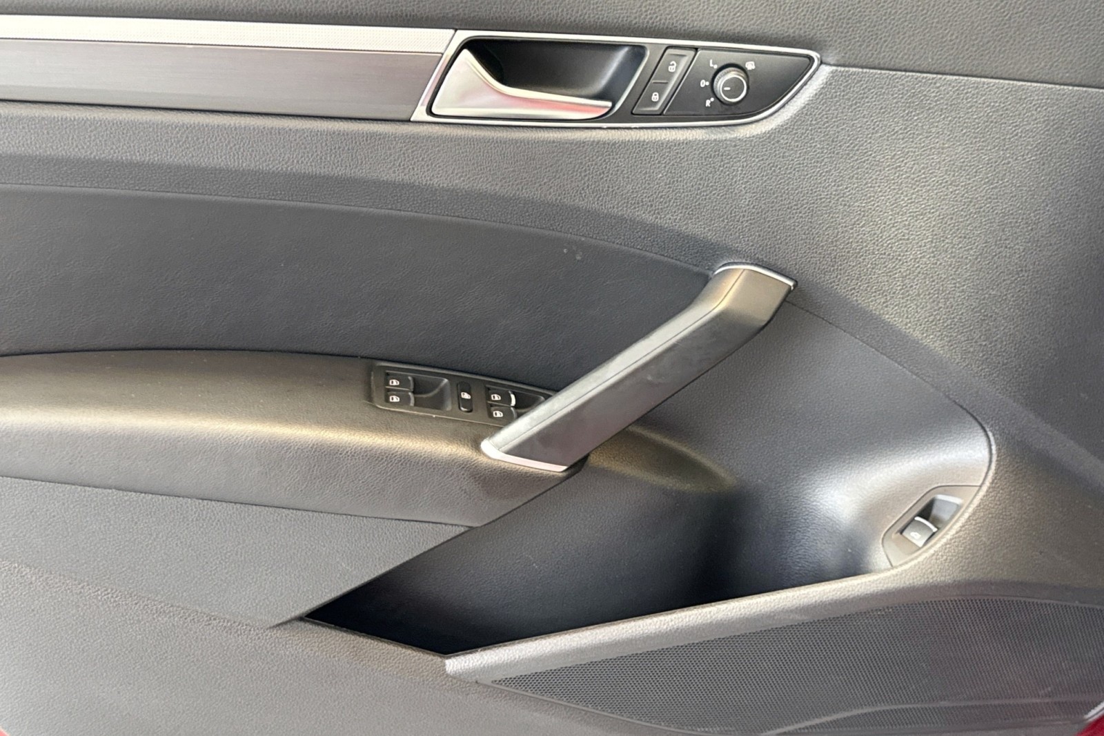 Used 2017 Fortana Red Volkswagen R-Line w/Comfort Pkg image 17