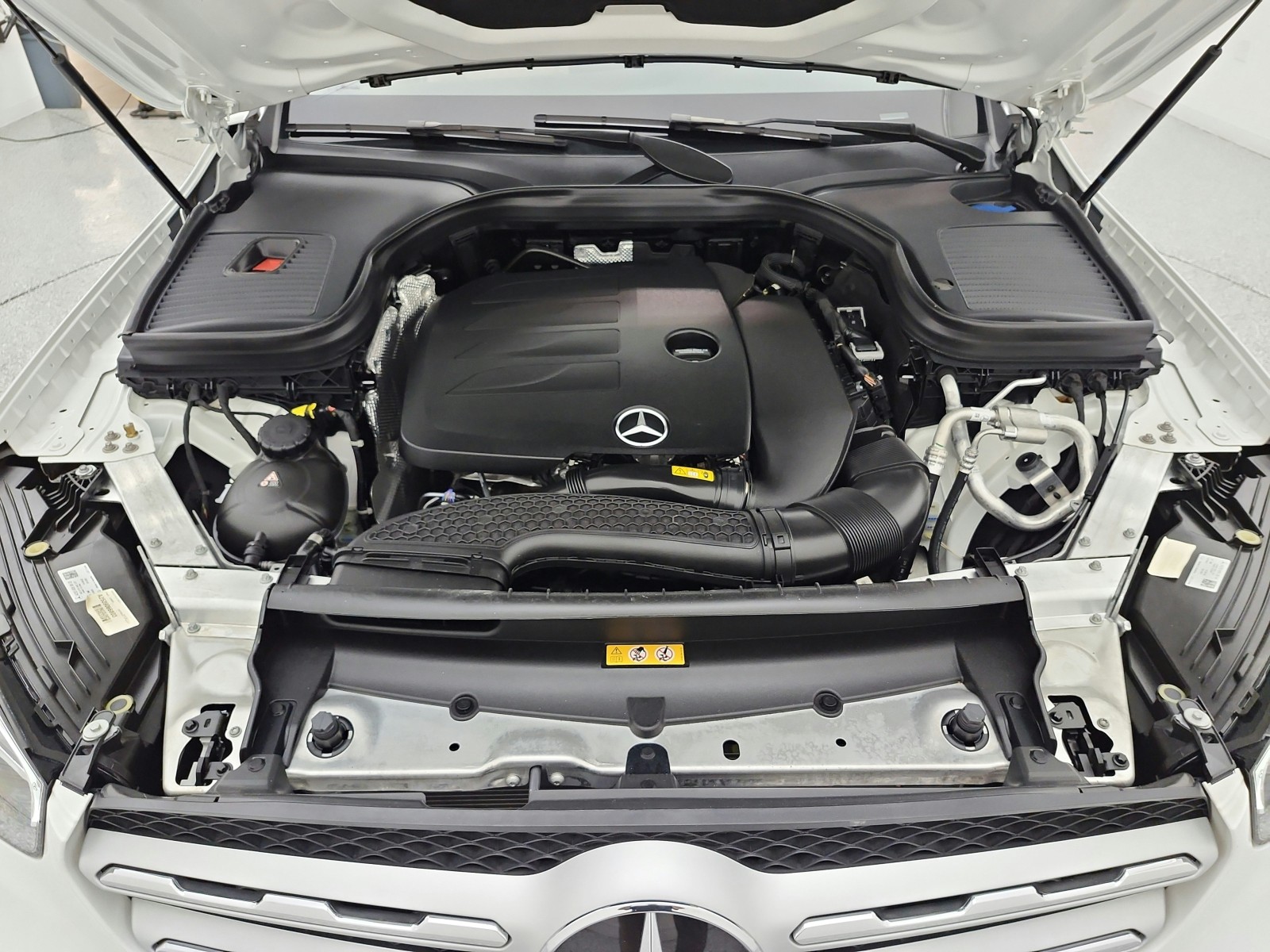 Used 2022 Polar White Mercedes-Benz GLC 300 SUV image 16