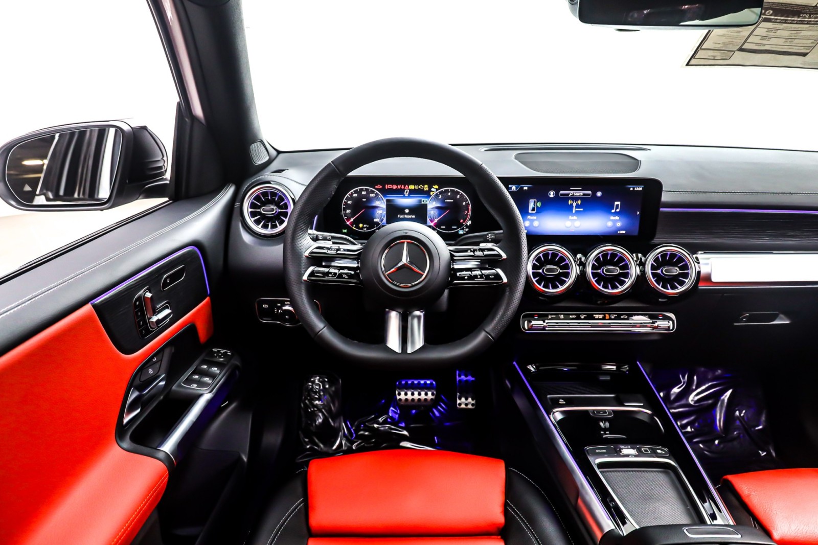 New 2026 Polar White Mercedes-Benz GLB 250 image 4