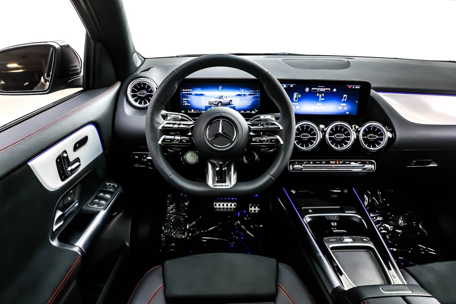 New 2026 MANUFAKTUR Mountain Grey Magno Mercedes-Benz AMG® GLA 35 image 4