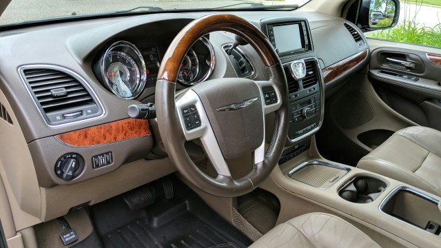 2014 Chrysler Town & Country Limited 16