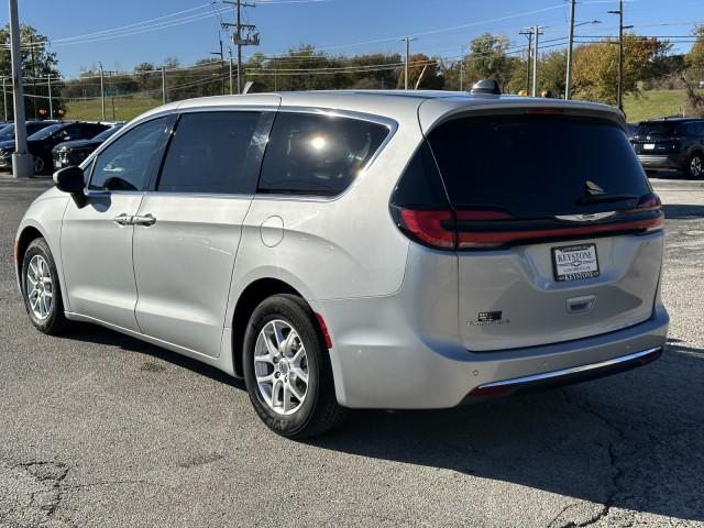 2023 Chrysler Pacifica Touring L 5