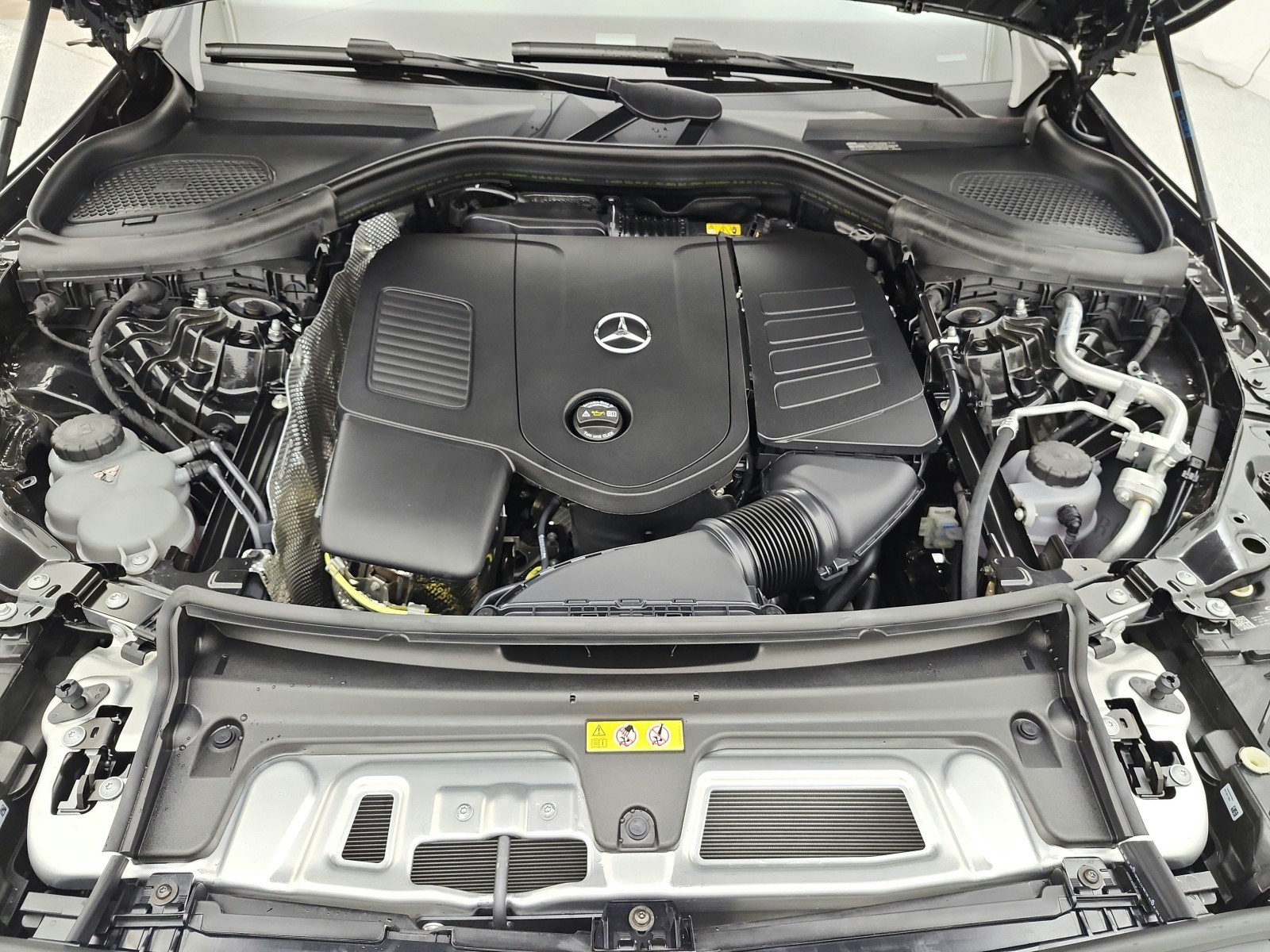 New 2027 Graphite Grey Metallic Mercedes-Benz GLC 300 4MATIC® SUV image 12