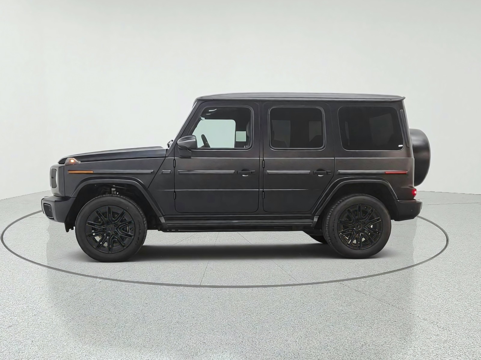 New 2027 MANUFAKTUR Night Black magno Mercedes-Benz G 580e SUV image 8