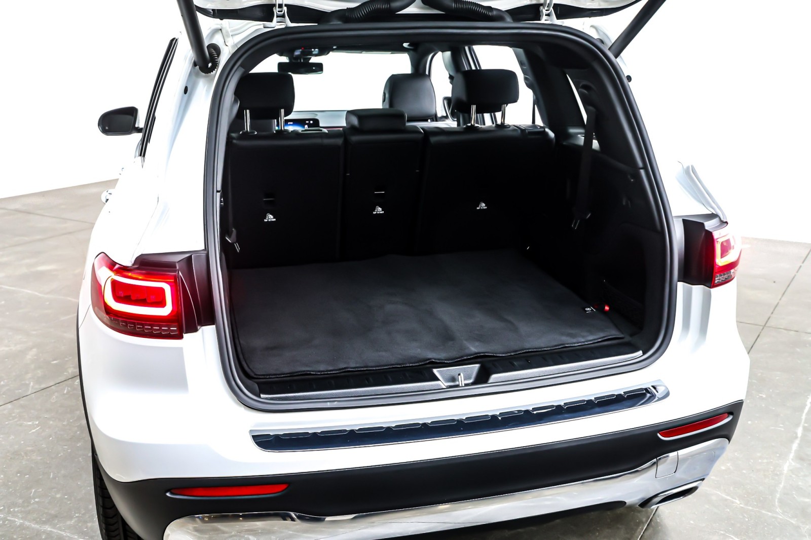 Used 2023 Polar White Mercedes-Benz GLB 250 SUV image 23