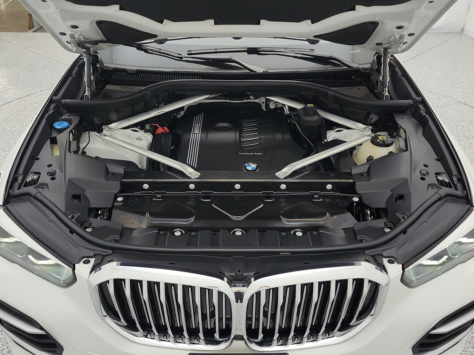 Used 2019 Mineral White Metallic BMW xDrive40i Sports Activity Vehicle image 22