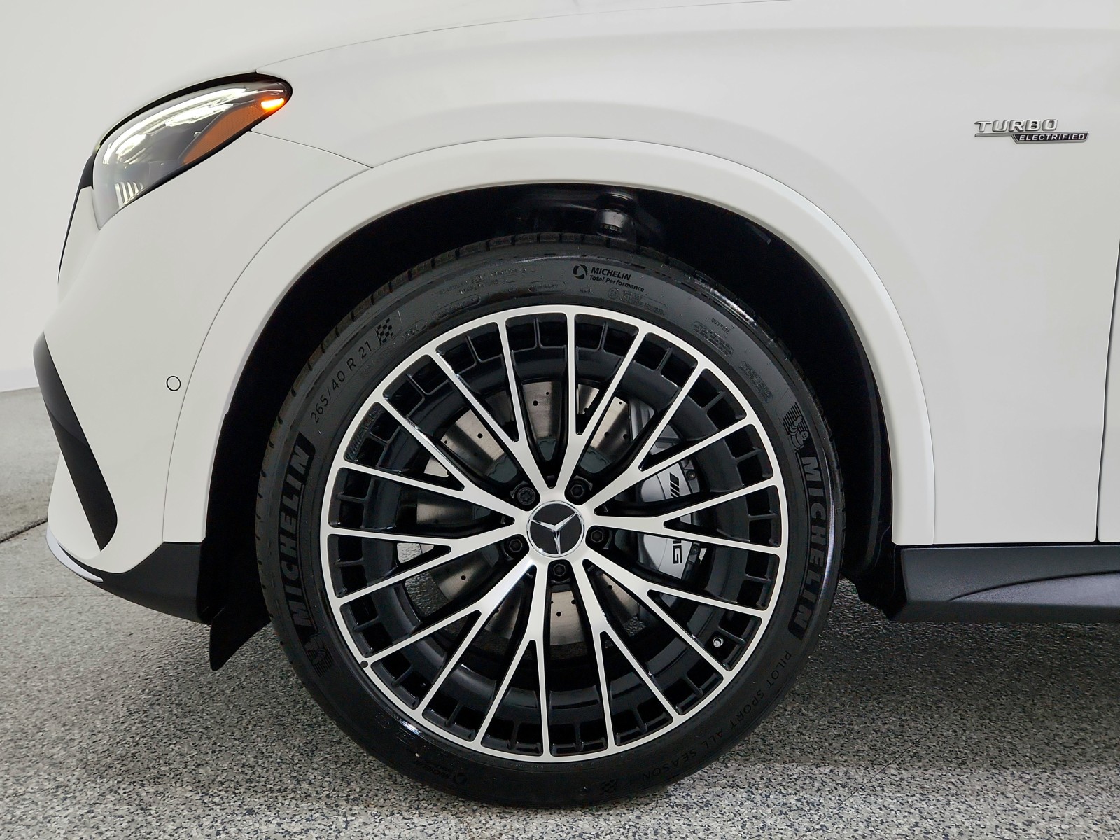 New 2026 Polar White Mercedes-Benz AMG® GLC 43 4MATIC SUV image 18