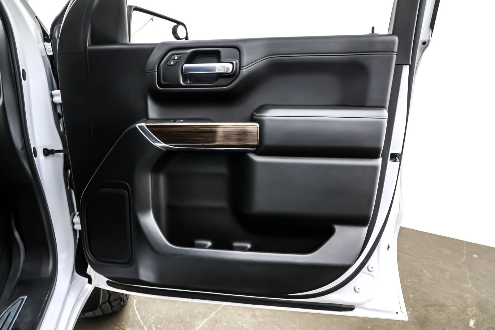 Used 2020 Summit White Chevrolet 4WD Double Cab 147 LT image 22