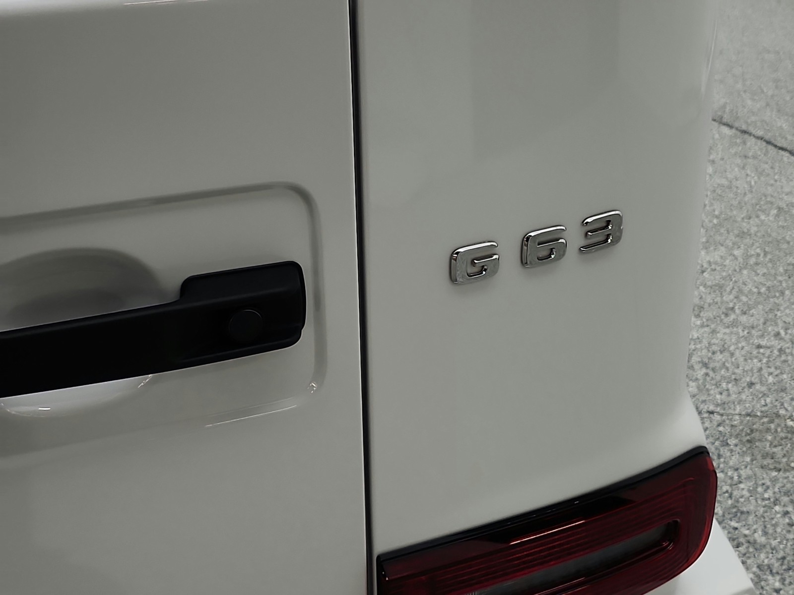 New 2026 MANUFAKTUR Moonlight White Metallic Mercedes-Benz AMG® G 63 image 15